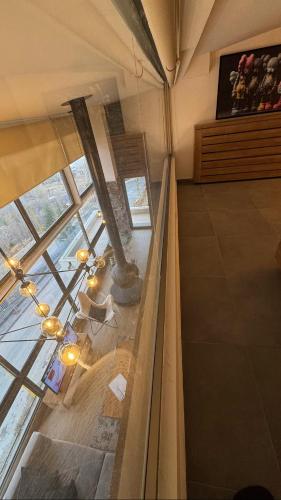 a view of a room with a glass window at Alto Faqra in Brummānā