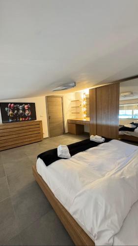 a large bedroom with a large white bed in it at Alto Faqra in Brummānā