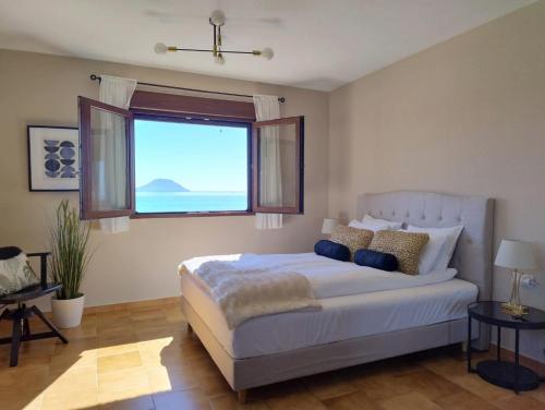 a bedroom with a large bed with a large window at Boutique Beach House, Colina del Emperador in La Manga del Mar Menor