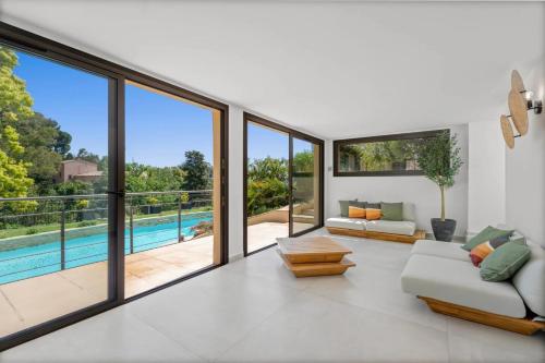 REF 2192 - Contemporary property in Cannes with sea view pool