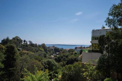 REF 2192 - Contemporary property in Cannes with sea view pool