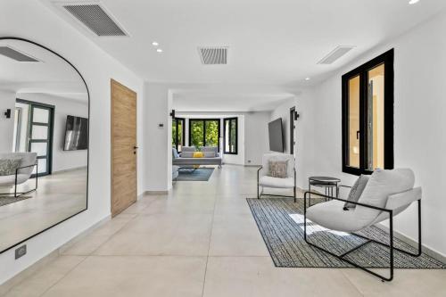 REF 2192 - Contemporary property in Cannes with sea view pool