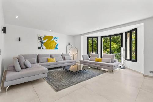 REF 2192 - Contemporary property in Cannes with sea view pool