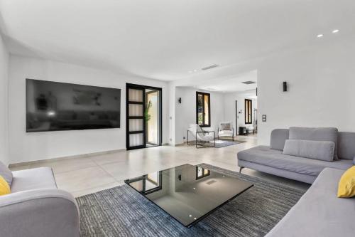 REF 2192 - Contemporary property in Cannes with sea view pool