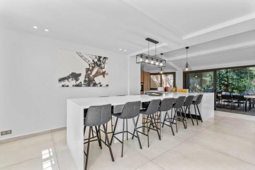 REF 2192 - Contemporary property in Cannes with sea view pool