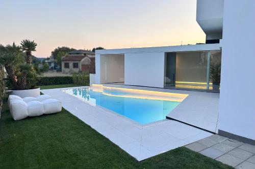 a house with a swimming pool in a yard at Villa Bilor Luxe by MMega in Subbiano