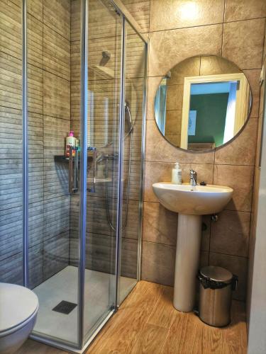 a bathroom with a shower and a sink at Hostal Restaurante Solaire in Castañar de Ibor