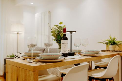 a table with glasses and a bottle of wine at Alojamiento en pleno centro con WIFI y Aire Acondicionado in Logroño