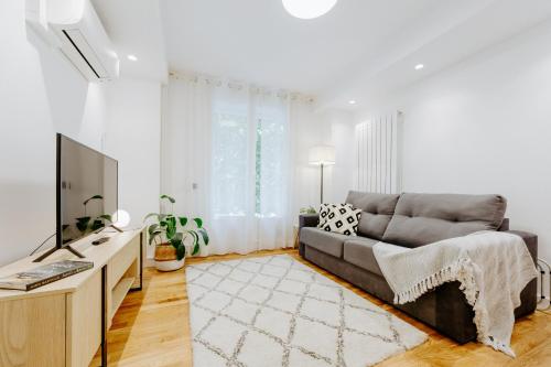 a living room with a couch and a television at Alojamiento en pleno centro con WIFI y Aire Acondicionado in Logroño