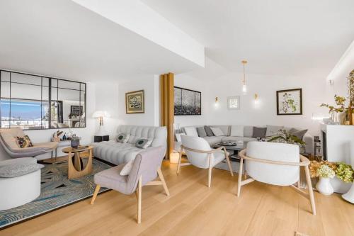 REF 2195 - Stunning contemporary house with pool terraces and sea view