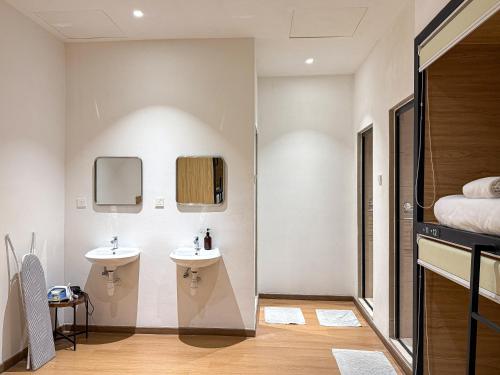 a bathroom with two sinks and a bed at Love Linn in George Town