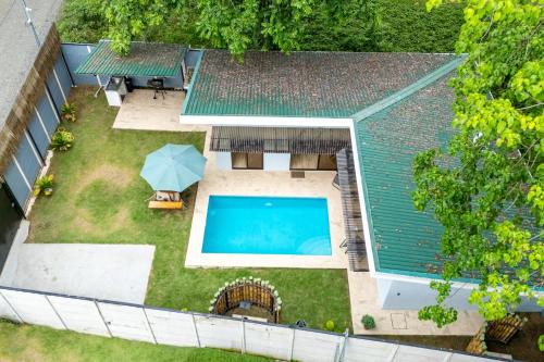 an overhead view of a backyard with a swimming pool at Villa Libe Puerto Viejo in Puerto Viejo