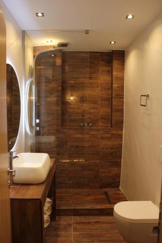 Luxury Cave Suite with Private Jacuzzi & Sauna