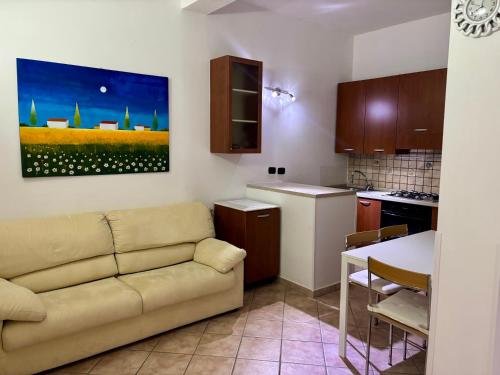a living room with a couch and a kitchen at Casa Mia in Augusta