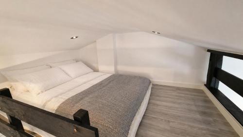 a small bedroom with a bed in the corner at Dream Apartments 1B KLIMATYZACJA in Oświęcim
