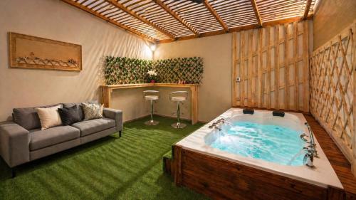 StarLord Suite With Jacuzzi