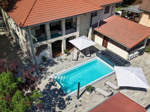 an overhead view of a swimming pool with umbrellas at Mirage Apartments & Pool - Balatonboglar in Balatonboglár