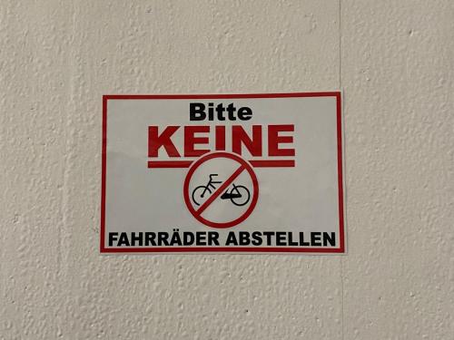 a sign on a wall that reads bite keine and barrier assembleressen at YOUTH HOSTEL - Central and Basic Drassanes in Barcelona