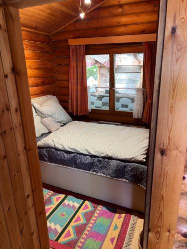 a small room with two beds in a cabin at See Paradies am Keltenberg in Wiesen