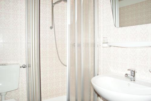 a bathroom with a sink and a shower at Gästehaus Elvia in Oberstdorf