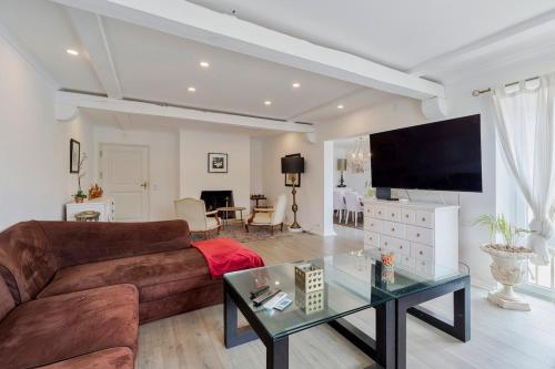 a living room with a couch and a table at Lovely Villa - By Y Concept in Setúbal