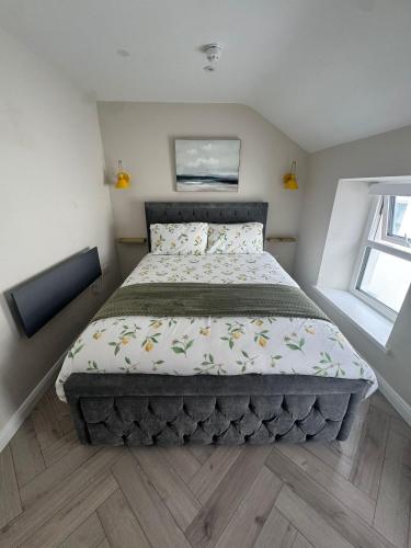 a bedroom with a large bed in a room at West Strand Snug in Portrush