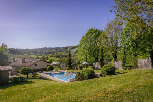 Chez "hygge en périgord", gîtes climatisés à la campagne avec piscine chauffée privatisée et balnéo en option ou déjà incluse- 1 gîte de 2 personnes, 1 jusqu'à 6 personnes et 1 jusqu'à 12 personnes
