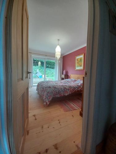 ein Schlafzimmer mit einem Bett und einem großen Fenster in der Unterkunft Rodali in Lyme Regis