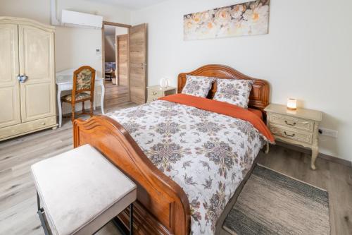 una camera da letto con un letto e una sedia di Le Schloss a Soultzmatt