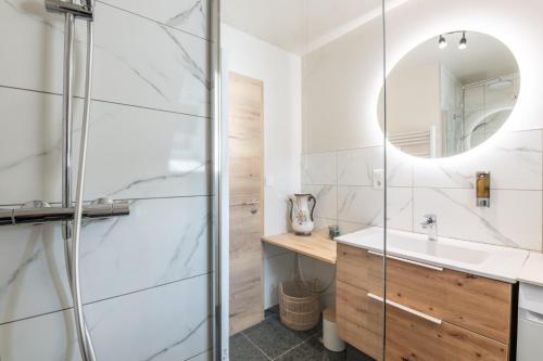un bagno con lavandino e specchio di Le Schloss a Soultzmatt