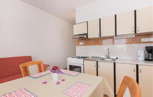 Gorgeous Apartment In Rogoznica With Wifi