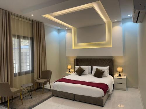 a bedroom with a large bed and a large mirror at دور فخم كامل 6 غرف بحوش خاص ومدخل سيارة in Taif