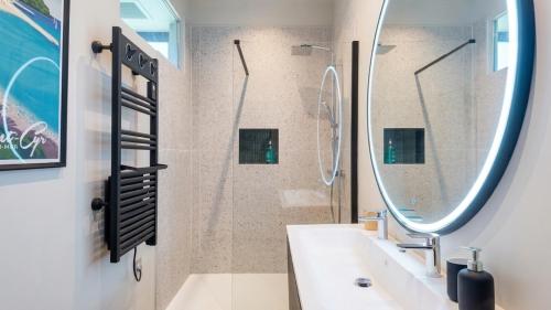 a bathroom with a sink and a mirror at Lis Oureto in Saint-Cyr-sur-Mer