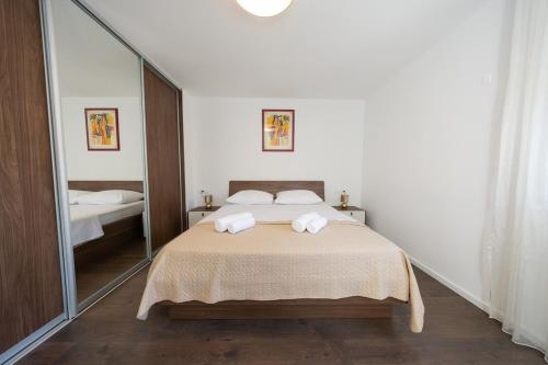 Large Luxury family and friends apartment 1 min walk to Žnjan beach and 2 private garages