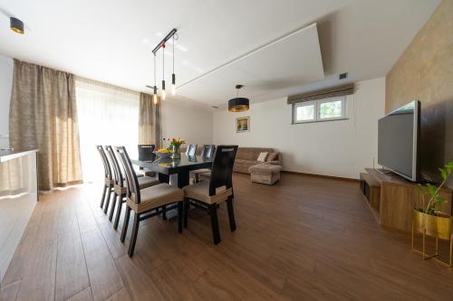Large Luxury family and friends apartment 1 min walk to Žnjan beach and 2 private garages