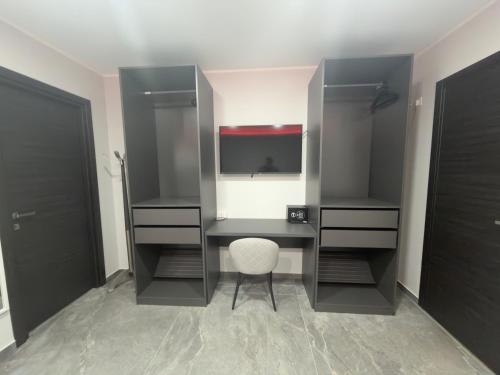 a dressing room with a desk and a chair at Dimora Deluxe in San Severo