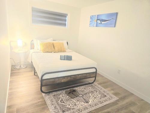 a bedroom with a bed and a painting on the wall at Snug 2 bedroom sleeps 5-Netflix in Edmonton