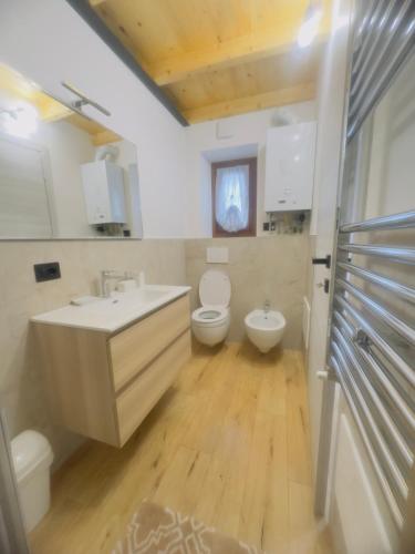 a bathroom with a sink and a toilet and a tub at La Casa Rossa II in Verona