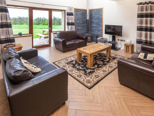 a living room with two couches and a coffee table at One Eden Cottage - Ukc6253 in Linlithgow