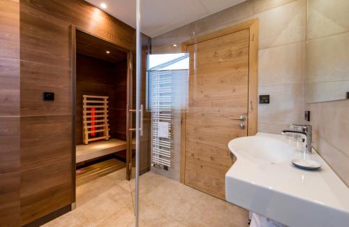 ein Badezimmer mit Glasdusche und Waschbecken in der Unterkunft Tiroler Weinstube in Seefeld in Tirol