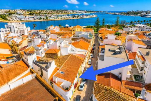 Small Historic Townhouse by Promenade near Beaches