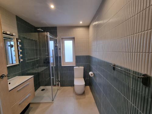 a bathroom with a toilet and a glass shower at Domek pod Widetą in Smerek