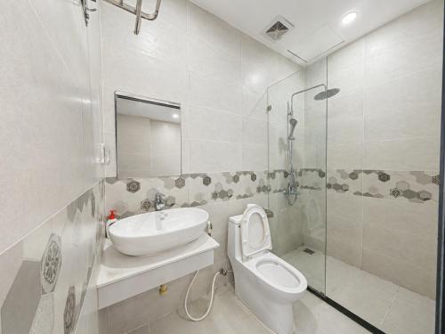 a bathroom with a sink and a toilet and a shower at Lam Stay Grand World Phu Quoc in Phú Quốc