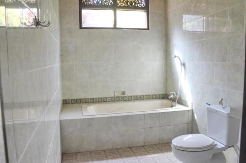 Un baño de Sunarta House Homestay