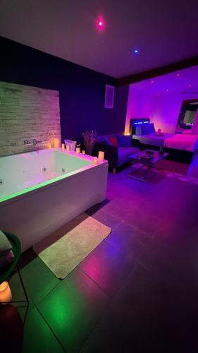 LeStudio83210 Loveroom jacuzzi balneo petit déjeuner inclus meublé de tourisme 3 étoiles