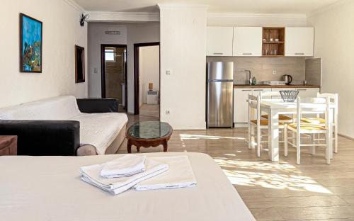 a living room with a table and a kitchen at Open Sea Apartments in Utjeha