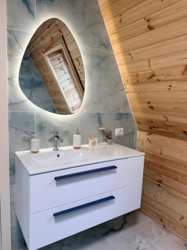 a bathroom with a white sink and a mirror at Hyde Retreat in Holda