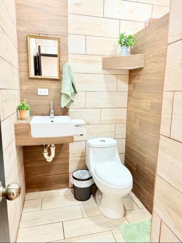 a bathroom with a toilet and a sink at Apartamento H González #12 in Alajuela