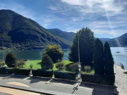 a view of a lake with mountains in the background at La Rosa di Ilde in Porlezza