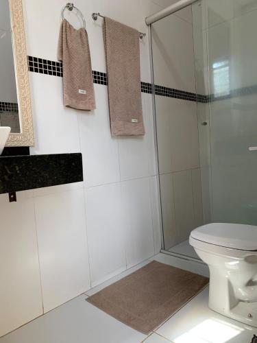 a bathroom with a shower and a toilet at Hotel Airton in Ivaiporã